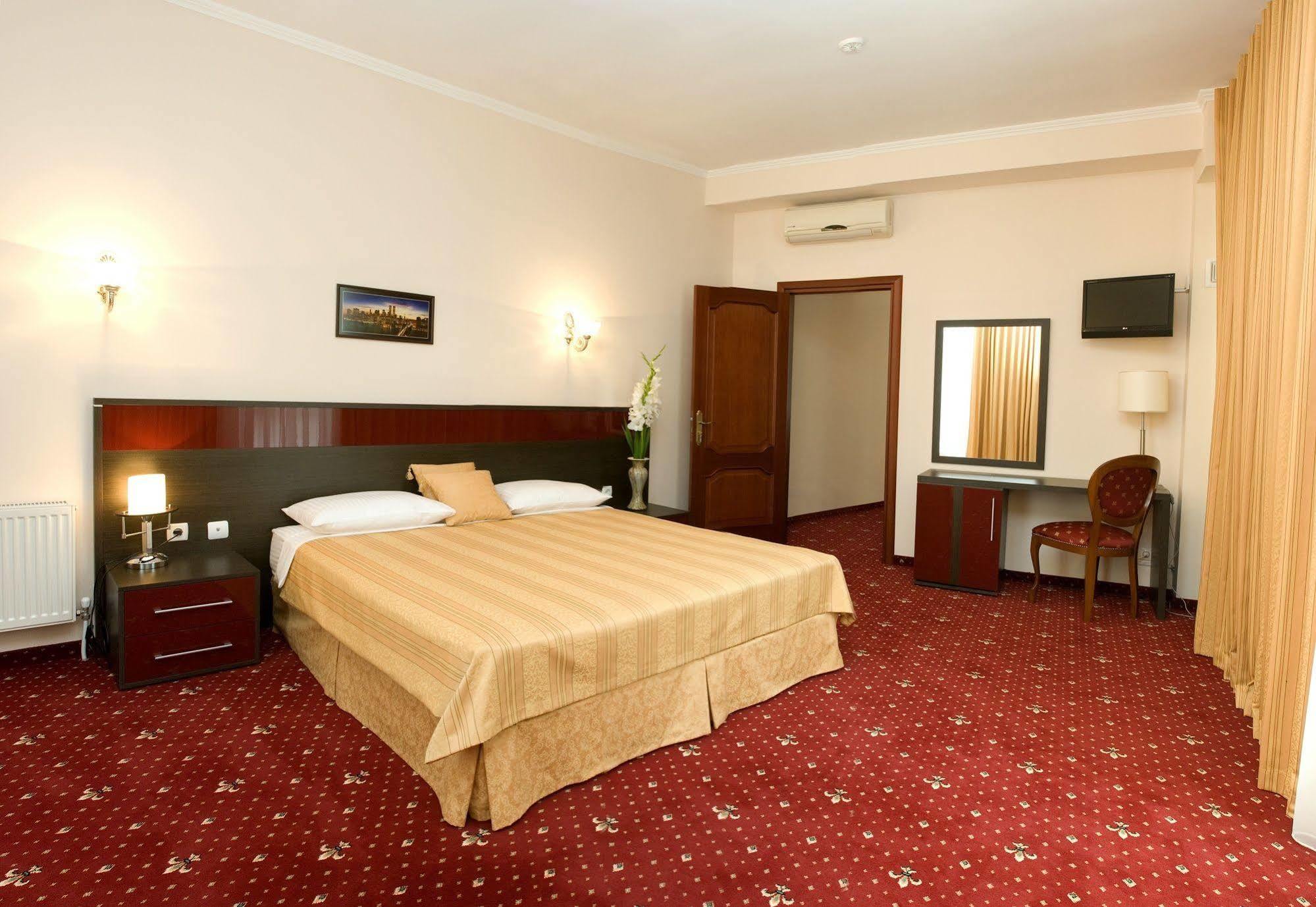 Manhattan Hotel&Restaurant Kischinau Zimmer foto